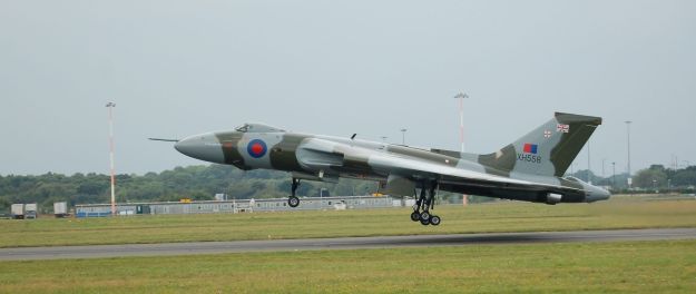 Vulcan XH558 takes off from Finningly